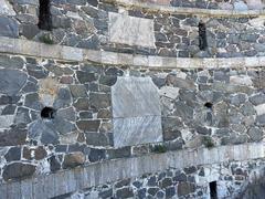 Plaques at the King's Gate with inscriptions honoring King Gustaf and the transformation of Wolf Rocks into Sveaborg fortress