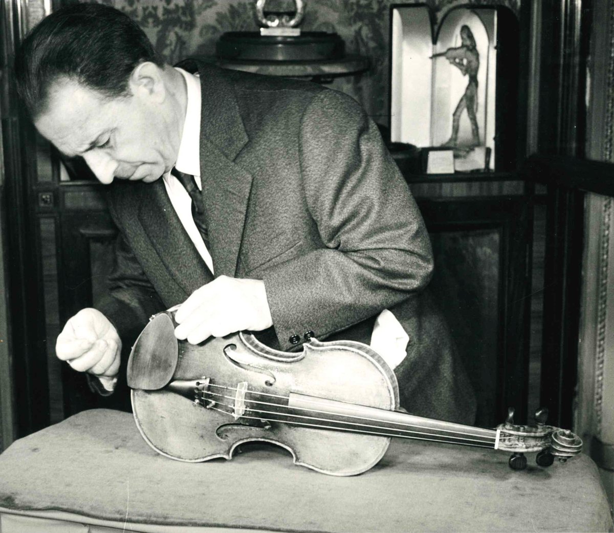 Lorenzo Bellafontana with Niccolò Paganini's Guarnerì del Gesù violin