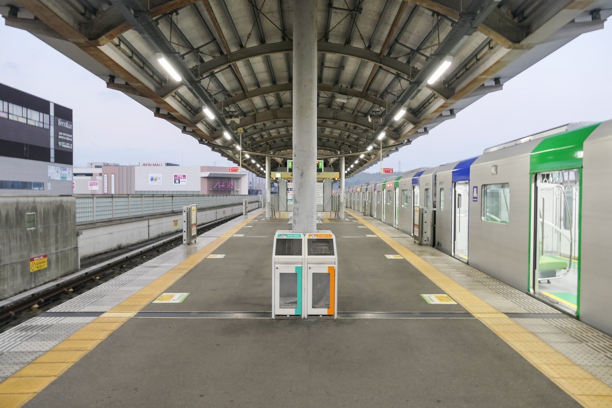Platforms 1 and 2 of Gakken Nara Tomigaoka Station on the Kintetsu Keihanna Line with modern station design