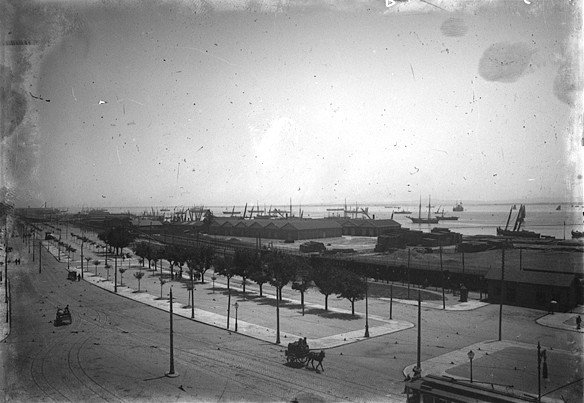 Le Tage river view at Lisbon with Av. 24 de Julho and Jardim de Santos