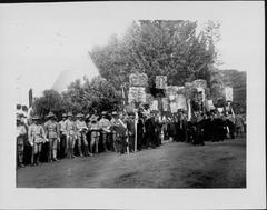 Black and white photo of the funeral procession of Jonah Kūhiō Kalanianaʻole with attendees in traditional attire