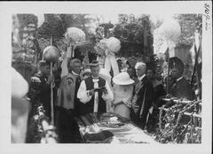 Funeral procession of Jonah Kūhiō Kalanianaʻole with mourners and horses