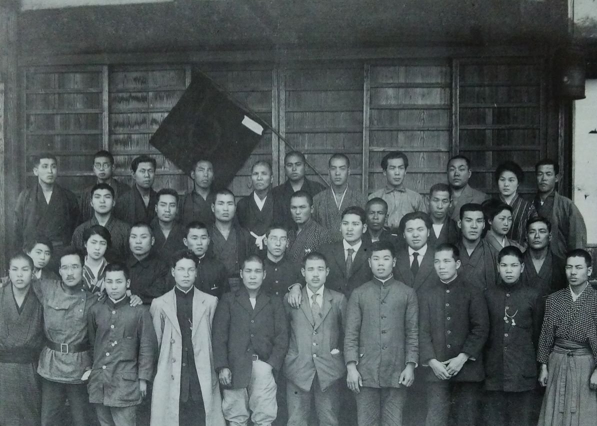 Commemorative photo of the All Kyushu Suiheisha founding assembly at Hakataza Theater with notable members including Kondo Hikaru, Hanayama Kiyoshi, Yoneda Tomi, and Sakamoto Seiichiro