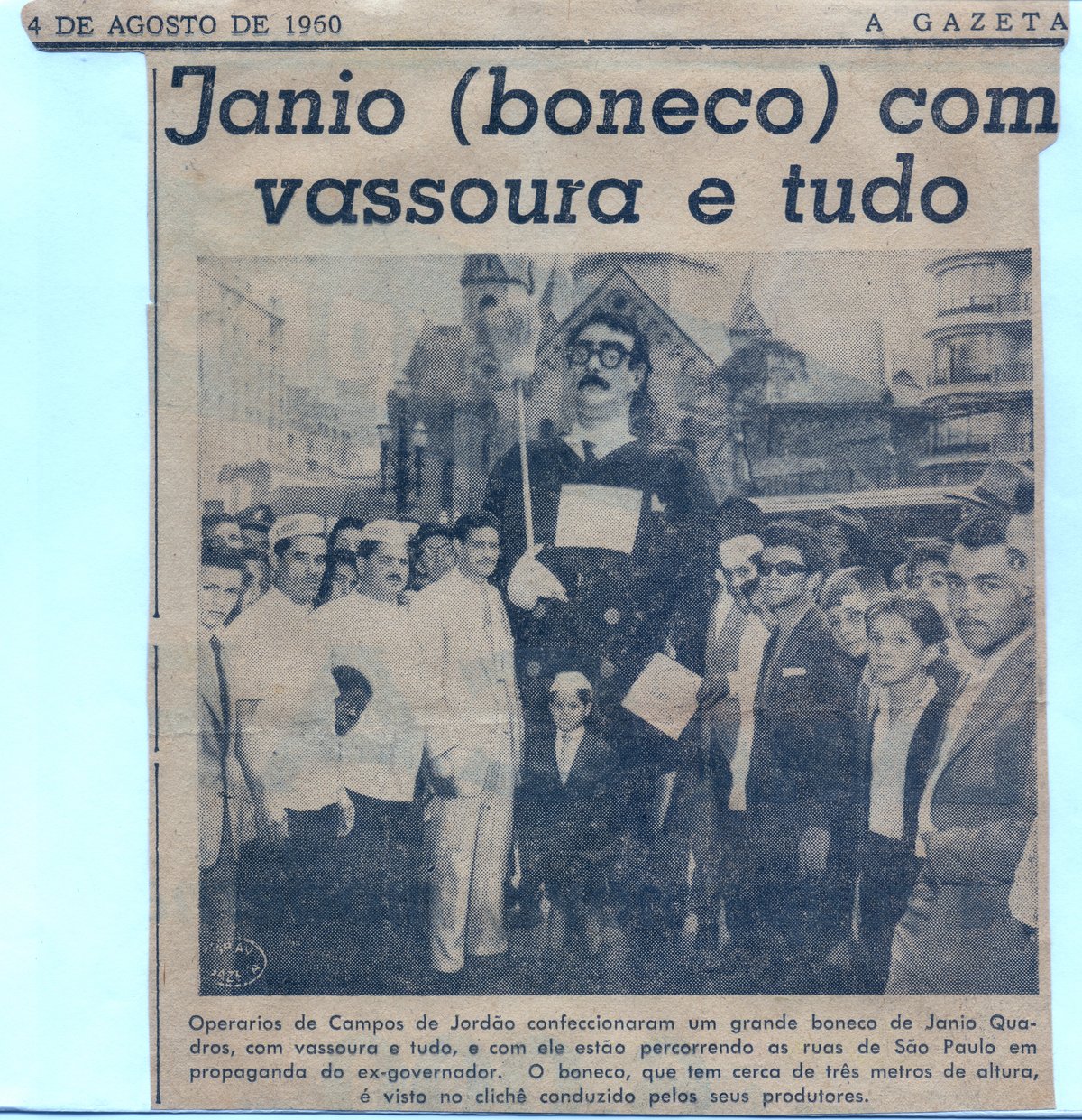 Giant doll of Jânio Quadros made by Alarico Corrêa Leite shown in a newspaper clipping from A Gazeta