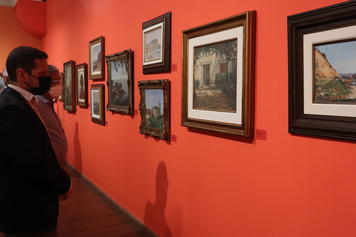 Inaugural exhibition 'Conversando com a Pintura de Alberto Valença' at Museu de Artes da Bahia with visitors and artworks