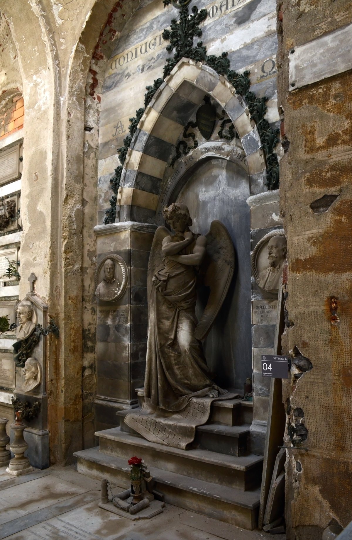 Mantero grave sculpture at Cimitero di Staglieno in Genoa by Lorenzo Orengo