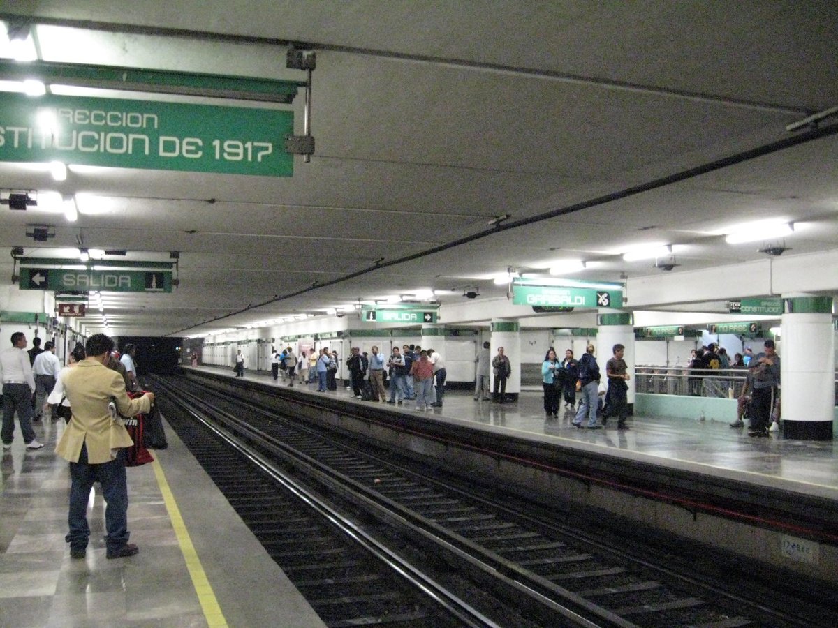 Northbound platform of Metro San Juan de Letrán station on Line 8 of Mexico City Metro