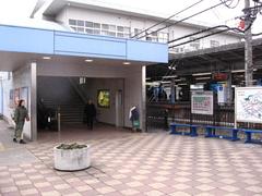 Seibu Shinjuku Line Higashimurayama Station with train and platform