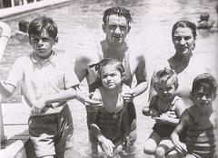 Black and white family portrait of Che Guevara's family in 1936