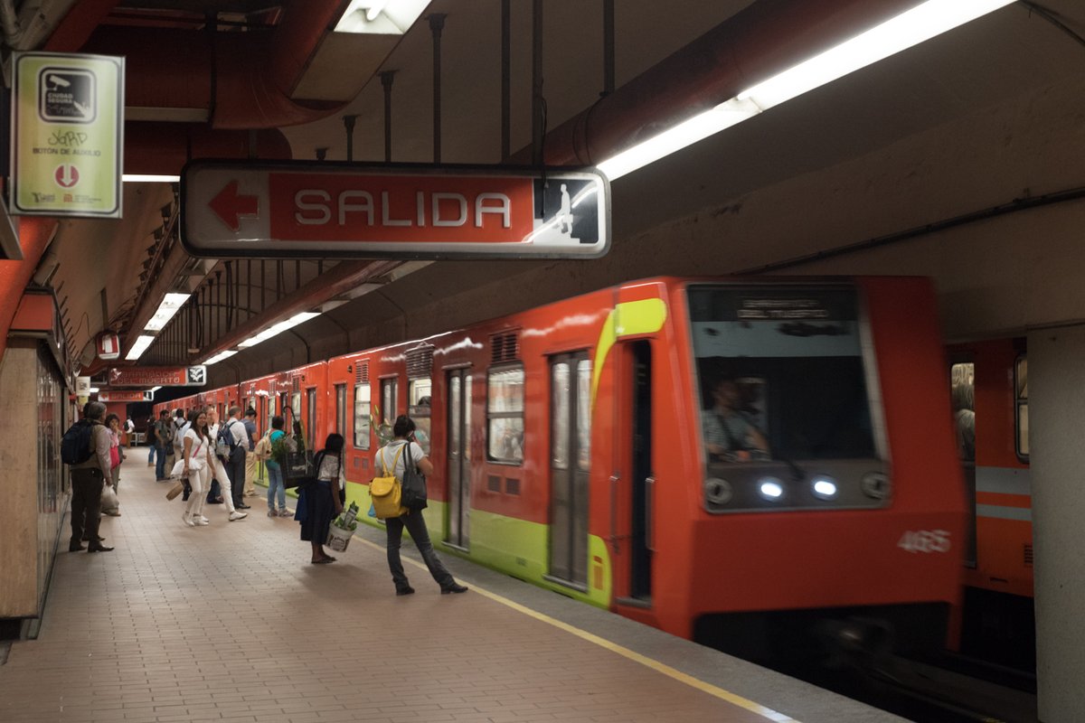 San Pedro De Los Pinos metro platform in Mexico City