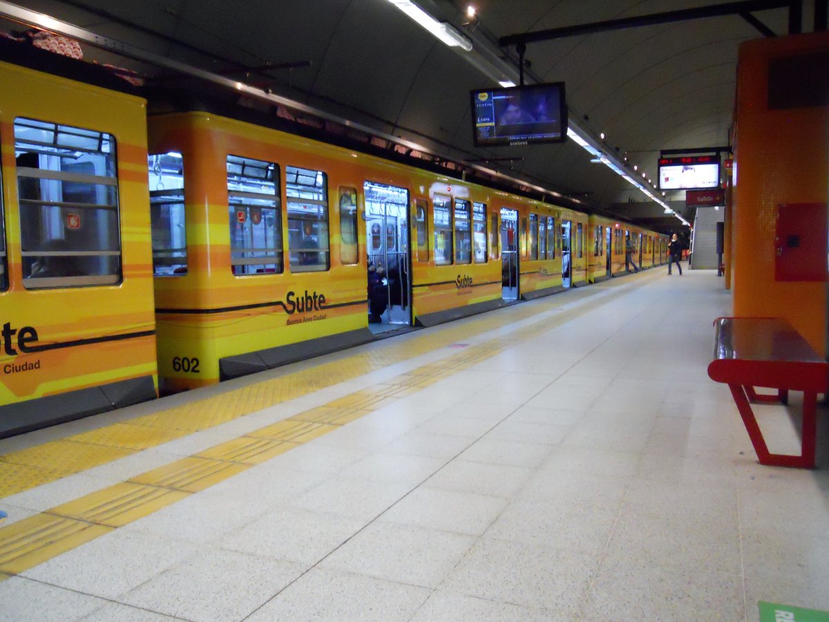 Eidan 500 train at Juan Manuel de Rosas station