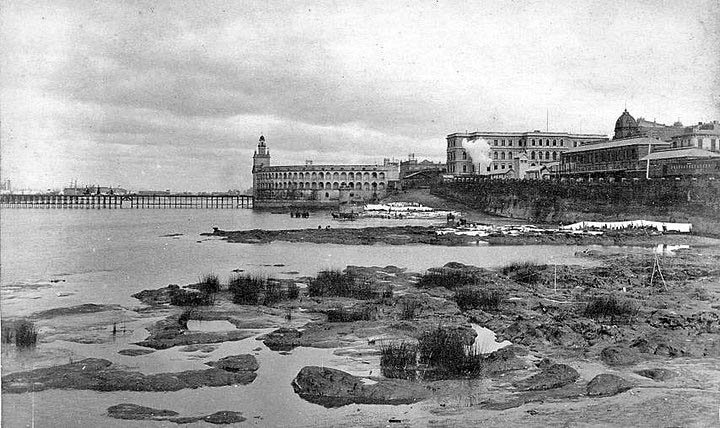 View of Buenos Aires from the north side along the banks of Río de la Plata featuring Aduana Taylor, Casa de Gobierno, and Estación Central