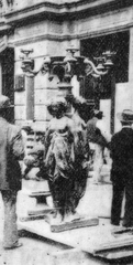 Black and white historical photograph showing the moving of the Farola de Las Tres Gracias to Plaza San Martín in 1915