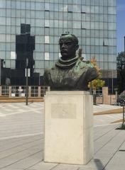 Bust of Dimitrije Tucović by Stevan Bodnarov at Slavija Square plateau with National Bank of Serbia in background