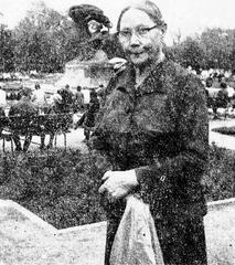 Irja Klemola, a Finnish Esperanto speaker, standing in front of the Chopin monument in Warsaw