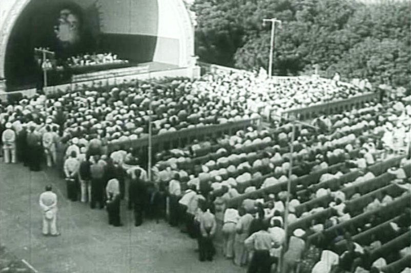 Announcement of the beginning of the Great Patriotic War in Baku with crowds and military personnel
