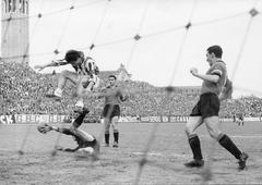 Goalkeeper Giovanni Bubacco making a save against Juventus forward Omar Sívori at Pierluigi Penzo stadium on May 19, 1963