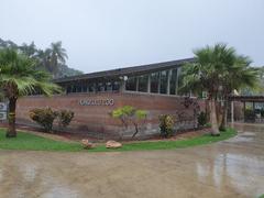 Entrance of Honolulu Zoo with large artistic elephant sculpture and visitors