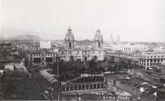 Black and white photograph of Plaza de Armas in Lima from the 1930s showing remnants of the burned City Hall