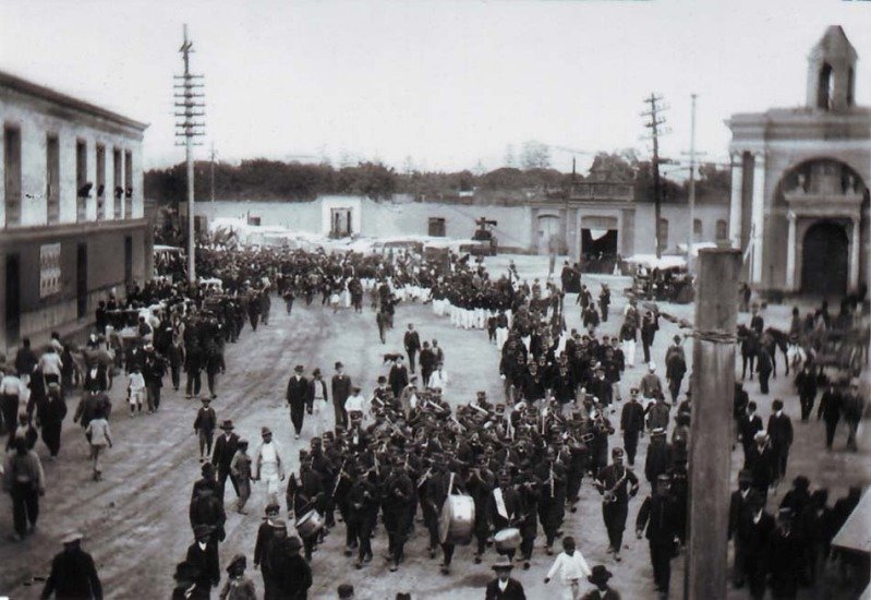 Late 19th century photograph of a military parade in Barrios Altos with the Santo Cristo Church on the right