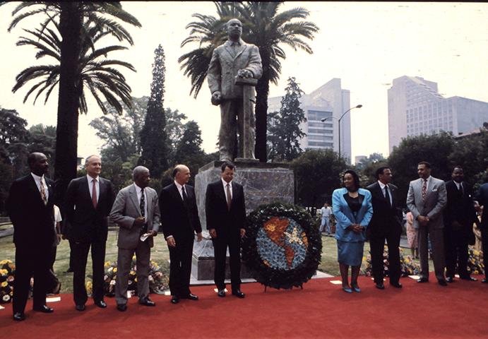 Regente and Mrs. Luther King honoring Martin Luther King monument in Abraham Lincoln Park México City 1993