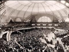 Historic photo of Festhalle Frankfurt opening with a singer competition in 1909