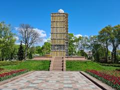 Taras Shevchenko monument in Kyiv protected with defensive structures against shelling damage