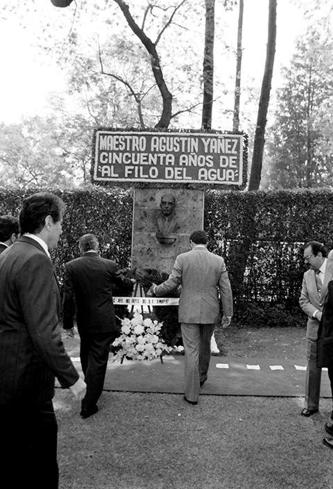 Historic photograph of Sr. Regente Óscar Espinosa Villarreal presiding over a homage ceremony to maestro Agustín Yañez at the Rotonda de los Hombres Ilustres in Mexico City on May 9, 1997