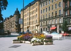 Flower arrangement at Odenplan with Odenplans driving school in the background