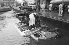 Black and white photo of a milk delivery truck rolling off the handbrake on the Lijnbaansgracht canal in Amsterdam in 1961