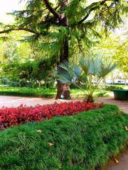 Parque y Jardín de la Devesa in Gerona with lush green trees and walking paths