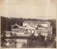Black and white horizontal photo of Ullanlinnan Kaivohuone building