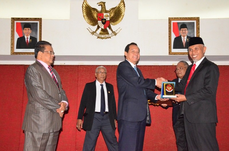 Mayor of Padang inviting Minang migrants in Malaysia to return for a grand event in Padang