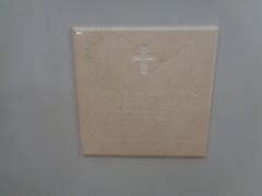 Memorial plaque dedicated to Tadeusz Mazowiecki in the chapel of the Presidential Palace