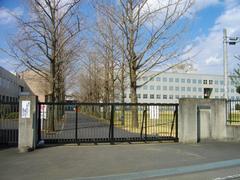 Jissen Women's University Osakaue Campus building with trees and clear sky