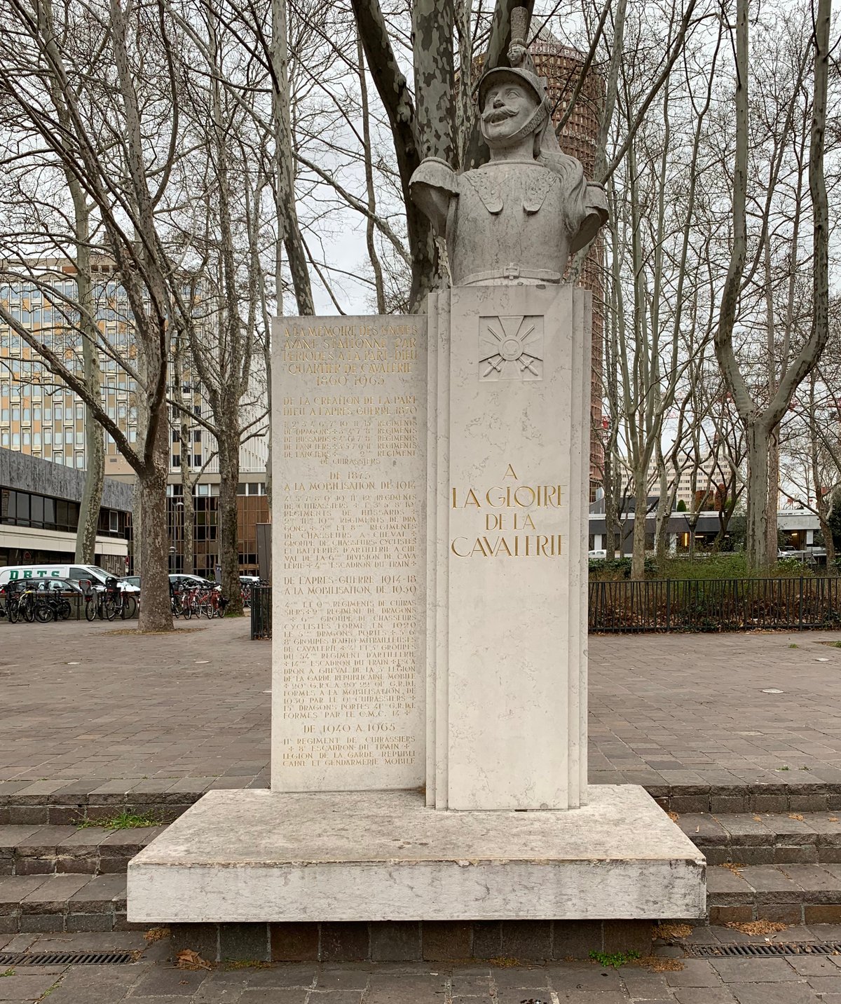 Monument à la cavalerie located at Place du Lac