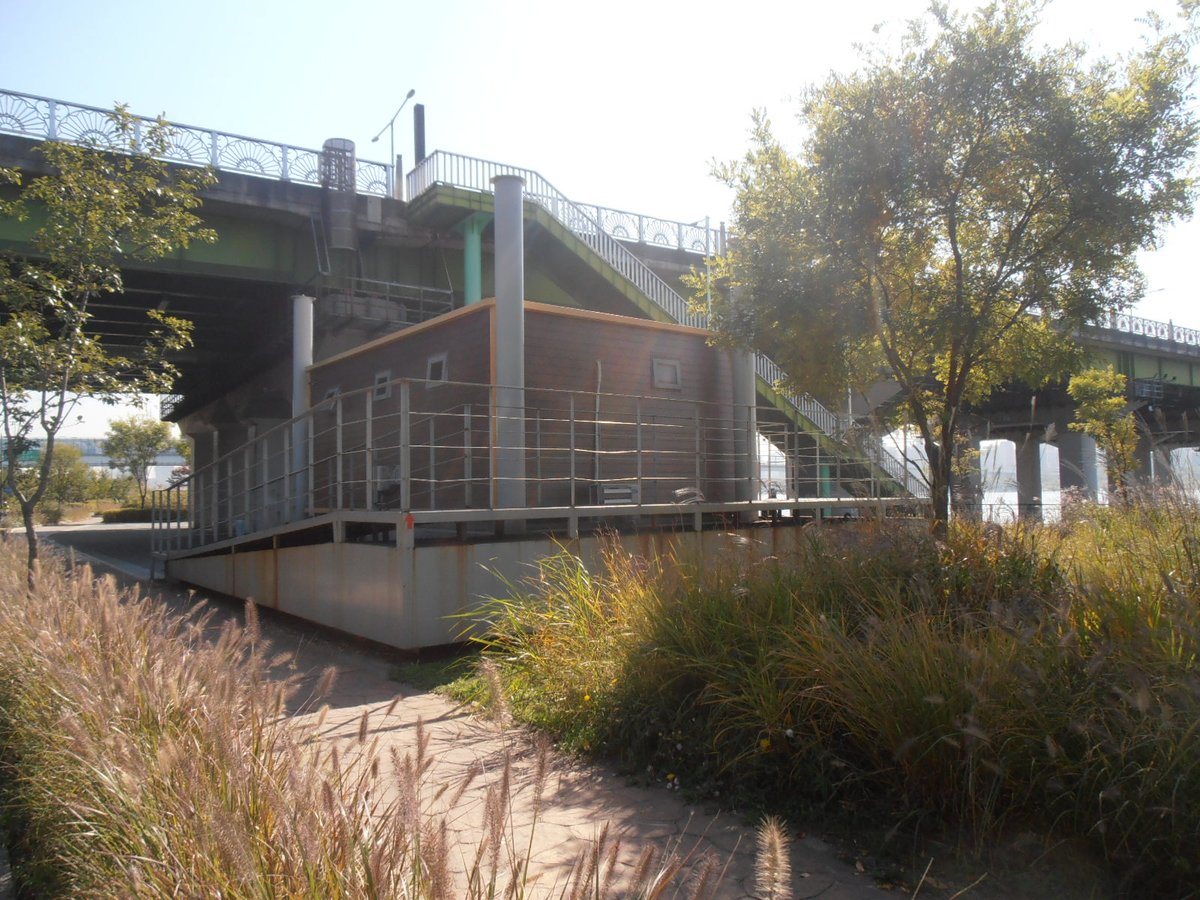 Floating public toilet on a pontoon in Hangang Park