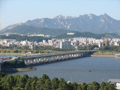 Yanghwa Bridge spanning the Han River in Seoul, connecting Mapo-gu and Yeongdeungpo-gu with Seonyudo Island in the river