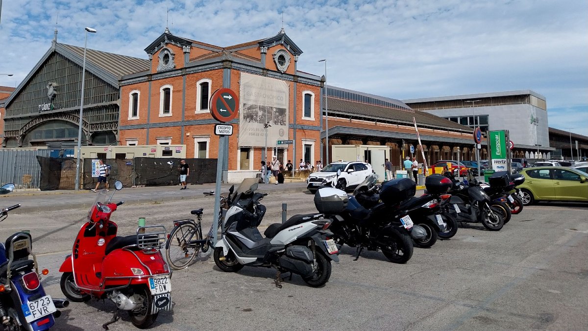Exterior view of Cádiz Estación de Adif train station building