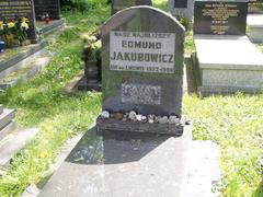 Grave of Edmund Jakubowicz with floral decorations