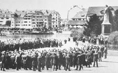 Inauguration ceremony of the Zwingli Monument on August 15, 1885 with a large gathering of people