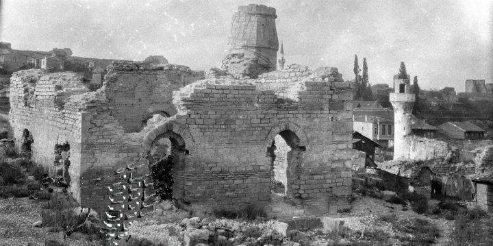 Kasima Aga mosque in Istanbul after 1919 fire with Odalar mosque in background