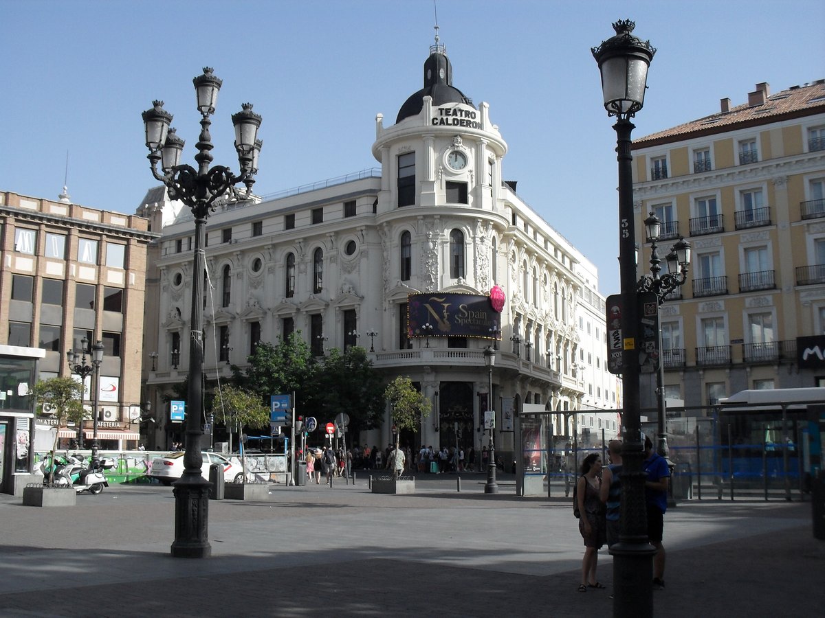 Facade of the Calderón Theater, a historic building originally known as the Odeon Theater, inaugurated in 1917