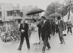 Black and white photo of the opening of the Wittesingel-Doelen complex University Library by Queen Beatrix with architect Joop van Stigt and others on May 23, 1984