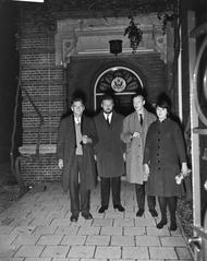 Black and white photo of a protest demonstration at the American consulate in Amsterdam in 1961 with participants including A. den Doolaard, Frits Müller, Simon Vinkenoog, and Gerda van der Elsken-van der Veen