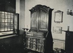 Stinkwood and chestnut bureau cabinet with Cape silver keyplates from circa 1800