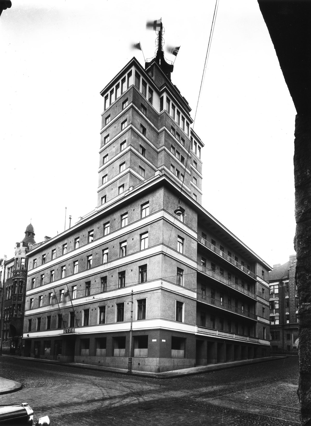 Historic black and white photo of Hotelli Torni at Kalevankatu 5 with entrance on Yrjönkatu 26 in Helsinki
