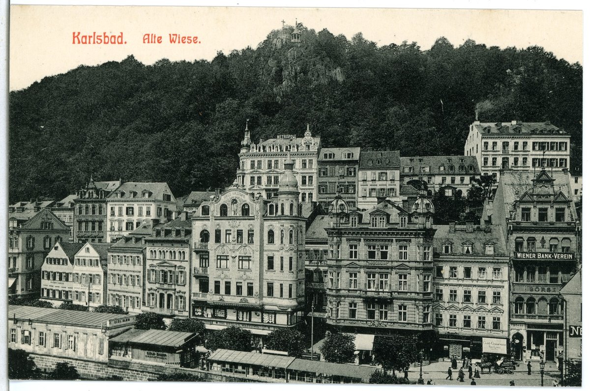 Black and white historical photograph of Alte Wiese in Karlsbad with old buildings and people from 1906