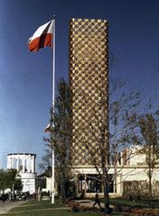 Polish pavilion at the 1939 New York World's Fair with a steel tower featuring gold-plated copper shields and a statue of Polish king Władysław Jagiełło