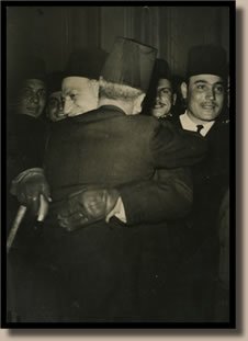 Nahhas Pasha and Mohammed Ali al-Taher hugging at Zaafaranah palace in 1950